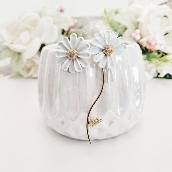 Gold tone white daisy flower asymmetric cottgecore boho coquette dainty earrings - Picture 12 of 14